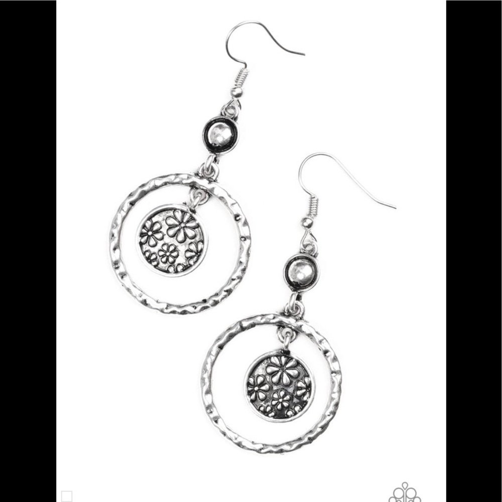 Paparazzi Earrings-Meadow Garden Silver